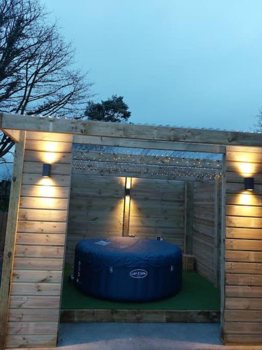 Luxurious Log Cabin With Lay-Z Spa Hot Tub Villa Ballina  Exterior foto