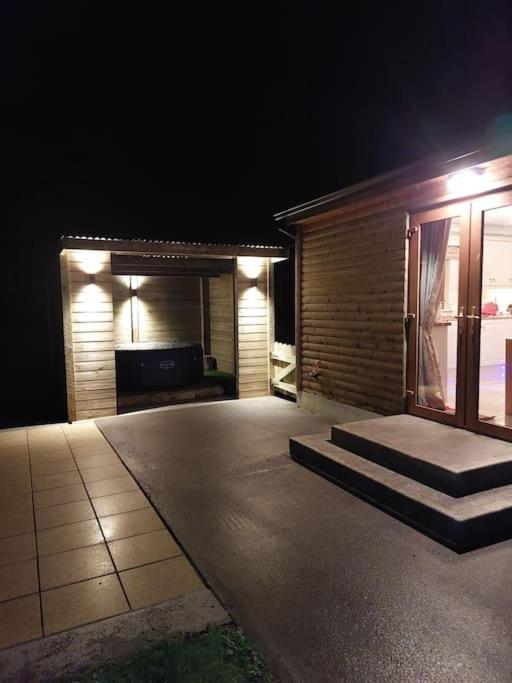 Luxurious Log Cabin With Lay-Z Spa Hot Tub Villa Ballina  Exterior foto